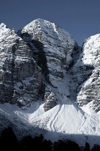 巍峨雪山壮丽景致