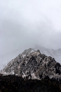 云雾缭绕的巍峨山峰