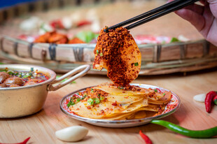 麻辣凉拌土豆片辣椒面被筷子夹起