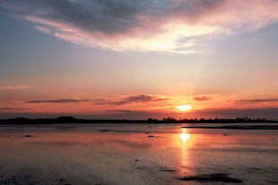 夕阳下的宁静水面美景