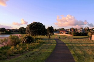 黄昏下的静谧海滨小镇