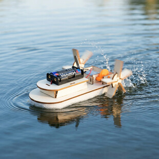 水上遥控快艇在水面疾驰