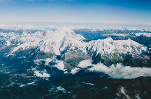 俯瞰壮丽雪山云海景观
