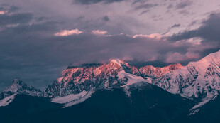 雪山壮丽霞光美景