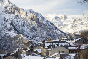 雪覆山间小镇美景