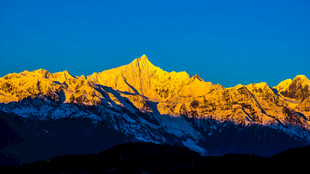 日照金山壮丽雪山景观
