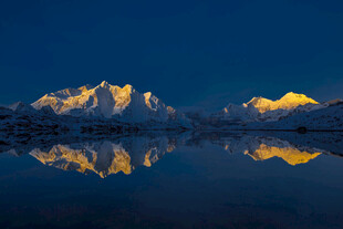 雪山倒映湖面绝美夜景