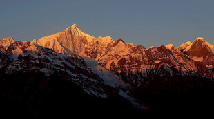 夕阳下的壮丽雪山