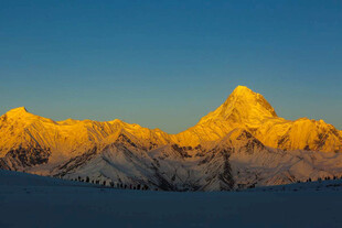 金色雪山壮丽美景