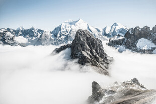 云雾缭绕中的巍峨雪山
