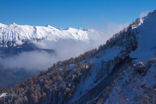 雪山云雾缭绕壮美景观