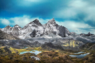 壮丽雪山与山间湖泊美景