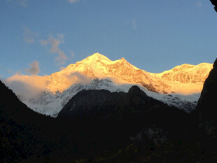 日照金山壮丽雪山