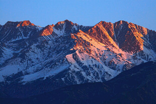 夕阳下的壮丽雪山