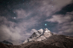 星空下的巍峨雪山