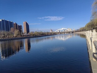 河畔城市风光倒影美景