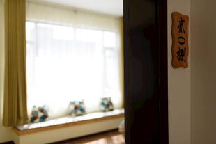 窗边温馨角落装饰