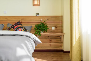 温馨木质卧室床榻一角