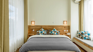 温馨卧室 简约舒适床铺