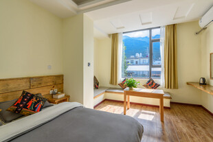 温馨卧室 窗外美景入目