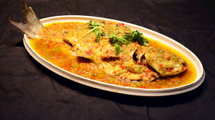 香煎鱼配浓郁酱汁