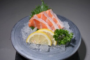 冰鲜三文鱼刺身