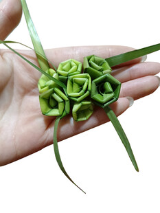 手捧绿色折纸花朵