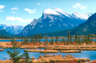 壮丽雪山下的静谧湖泊