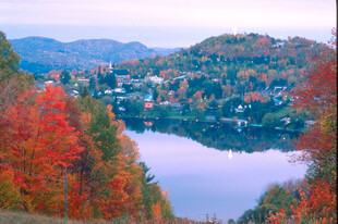 秋日湖畔斑斓山林美景