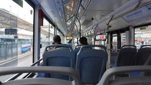 公交车内部空荡的座位场景