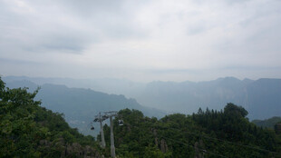 恩施云雾缭绕的山林景观