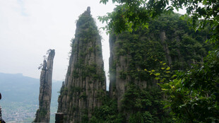 恩施奇峰耸立的自然景观