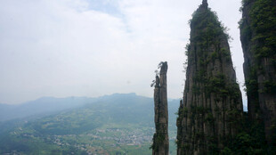 恩施奇峰耸立的壮美山川景观