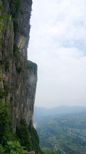 恩施陡峭悬崖边的壮丽山景