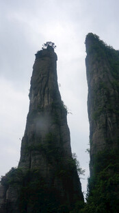 恩施云雾缭绕的奇特双柱山峰