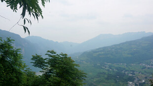 恩施山间绿意景致