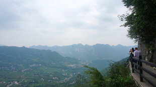 恩施山间栈道上的观景游客