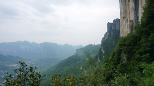 恩施壮丽山景 绝壁绿意盎然