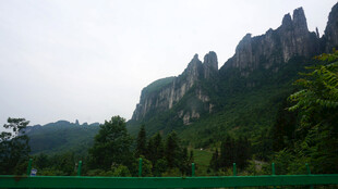 恩施秀丽山峦与葱郁植被景观