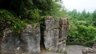 恩施山间奇形岩石景观
