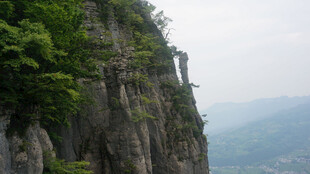 恩施陡峭绝壁上的葱郁绿意