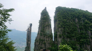 恩施奇峰耸立的壮丽自然景观