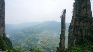 恩施奇峰耸立的壮美自然景观