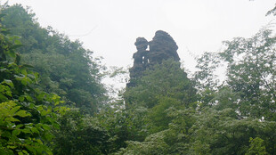 恩施山林中的奇特岩石景观