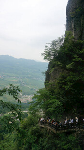 恩施山间栈道上的游客身影