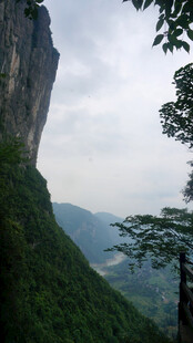 恩施巍峨青山间的壮丽峭壁