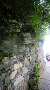 恩施古老石墙旁的幽静小径