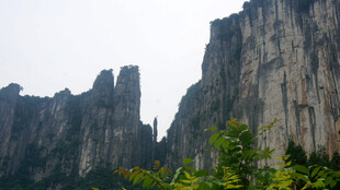 恩施巍峨峻峭的壮丽山峰