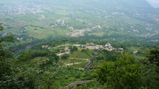 恩施山间村落绿意盎然景观