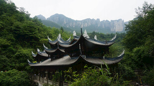 恩施山林中的中式古建筑群